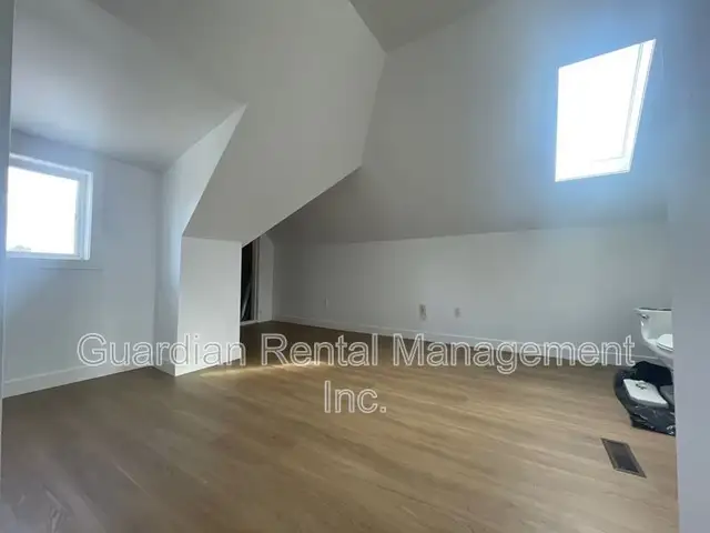 Bachelor Unit - 245 McIntyre St. - $1650/month