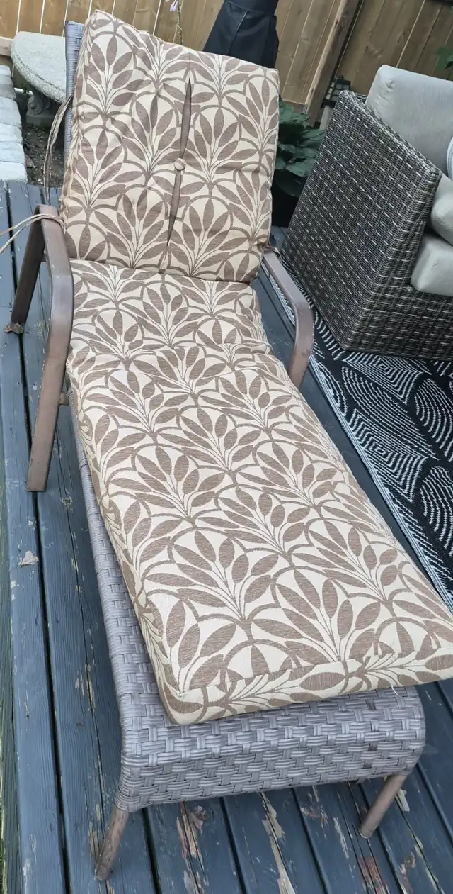 OUTDOOR WICKER SUN LOUNGER CHAISE – ADJUSTABLE – CUSHION – $55