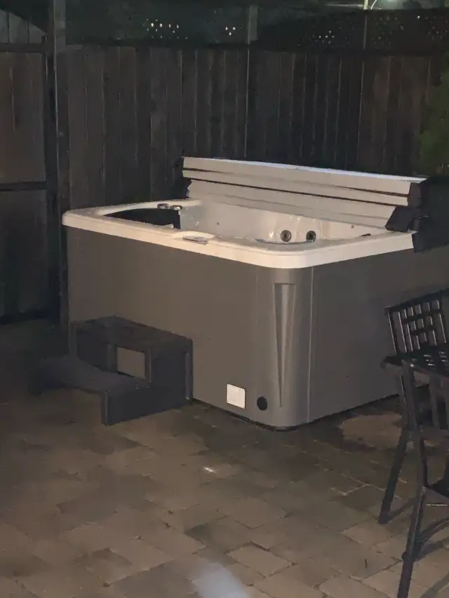 Sunrise 770S - 5 person Plug & Play Hot Tub