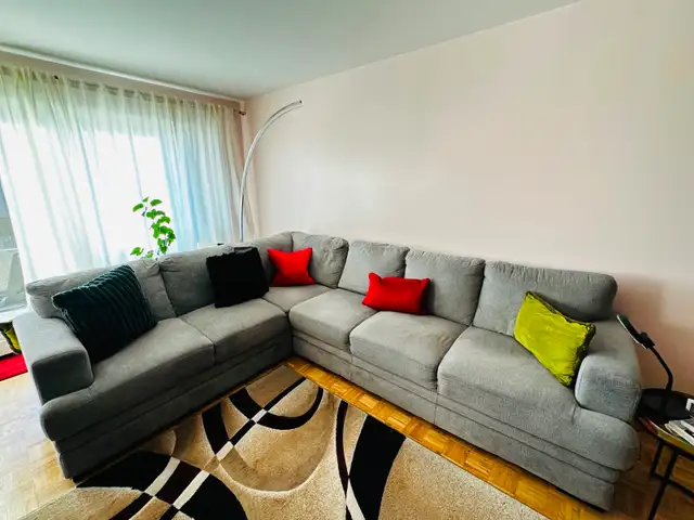 sectionnel angle presque neuf, light gray et sofa lit