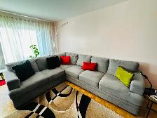sectionnel angle presque neuf, light gray et sofa lit