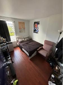 Master bedroom (Bloor/Dufferin) in 4 bed  1 bath house - Photo 5