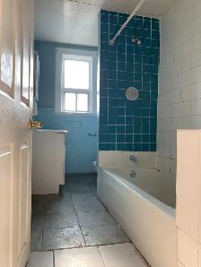 Master bedroom (Bloor/Dufferin) in 4 bed  1 bath house - Photo 9