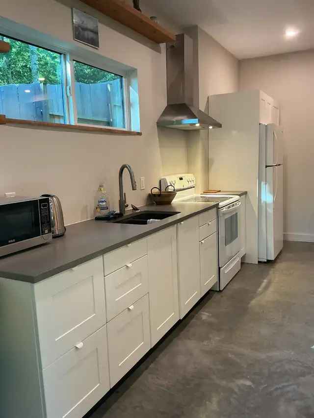 FURNISHED WALK OUT BASEMENT SUITE IN SANDY HOOK
