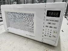 GE Turntable Microwave Oven - Photo 2