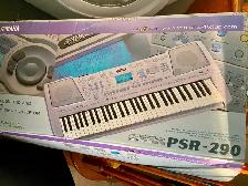 YAMAHA PSR 290 Digital Piano and Stand - Photo 3