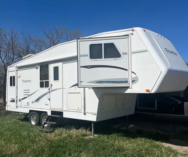 2003 Frontier 5th wheel trailer