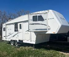 2003 Frontier 5th wheel trailer