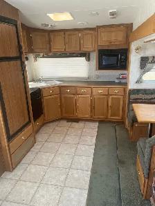 2003 Frontier 5th wheel trailer - Photo 4