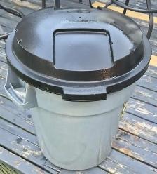 RUBBERMAID BRUTE 20-GALLON HEAVY-DUTY TRASH CAN W/LID – $20