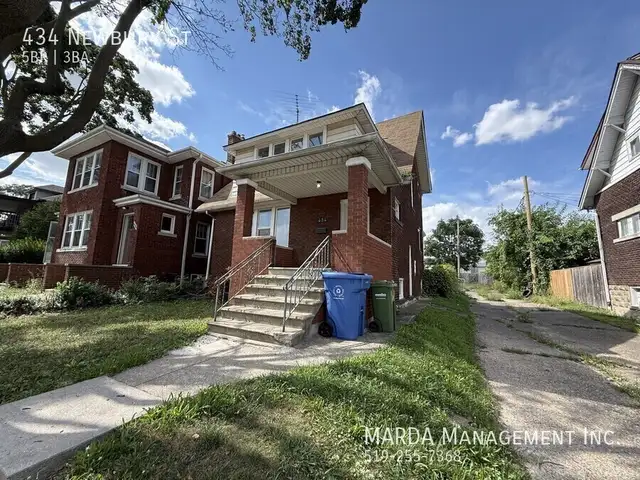 CHARMING 5 BED/2.5 BATH HOUSE DOWNTOWN   HYDRO, WATER & GAS!