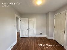 CHARMING 5 BED/2.5 BATH HOUSE DOWNTOWN   HYDRO, WATER & GAS! - Photo 31