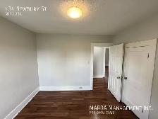 CHARMING 5 BED/2.5 BATH HOUSE DOWNTOWN   HYDRO, WATER & GAS! - Photo 33
