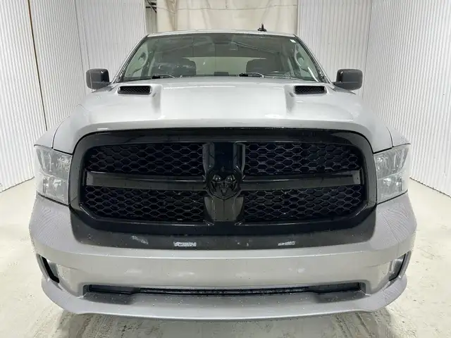 RAM 1500 Classic Express cabine d'équipe 4x4 caisse de 5 pi 7 po