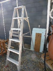 Aluminum stepladder