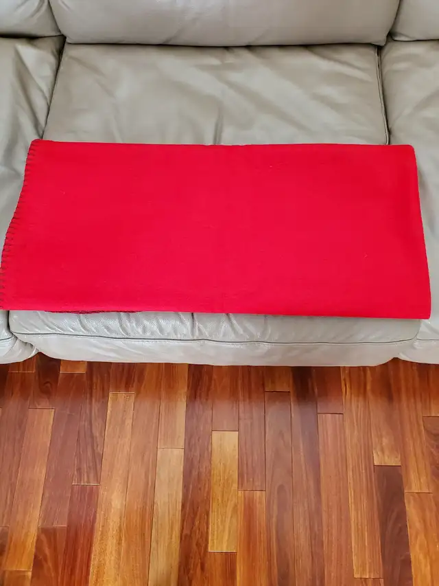 COUVERTE BÉBÉ NEUVE ROUGE ULTRA-DOUCE POLYESTER 4x5 PIEDS $10.00