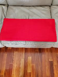 COUVERTE BÉBÉ NEUVE ROUGE ULTRA-DOUCE POLYESTER 4x5 PIEDS $10.00