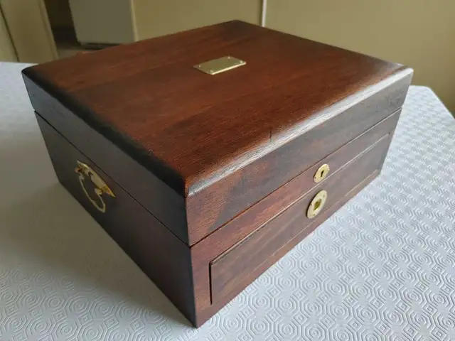 Coffre de rangement en bois massif et laiton ( état neuf )