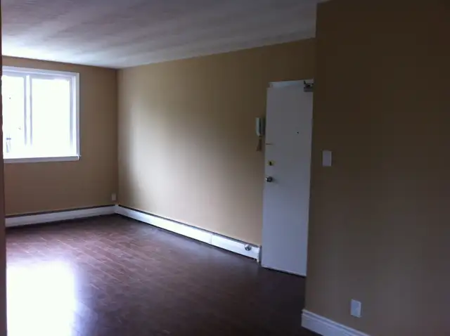 =Available Now! Renovated Large 1 bdrm apt w/parking, subway=