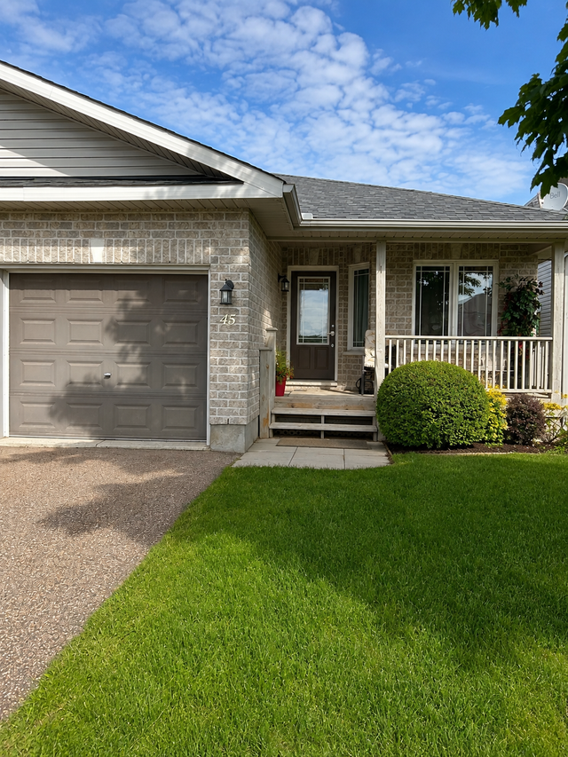 2 bdrm 2 bath semi detached bungalow - Arnprior
