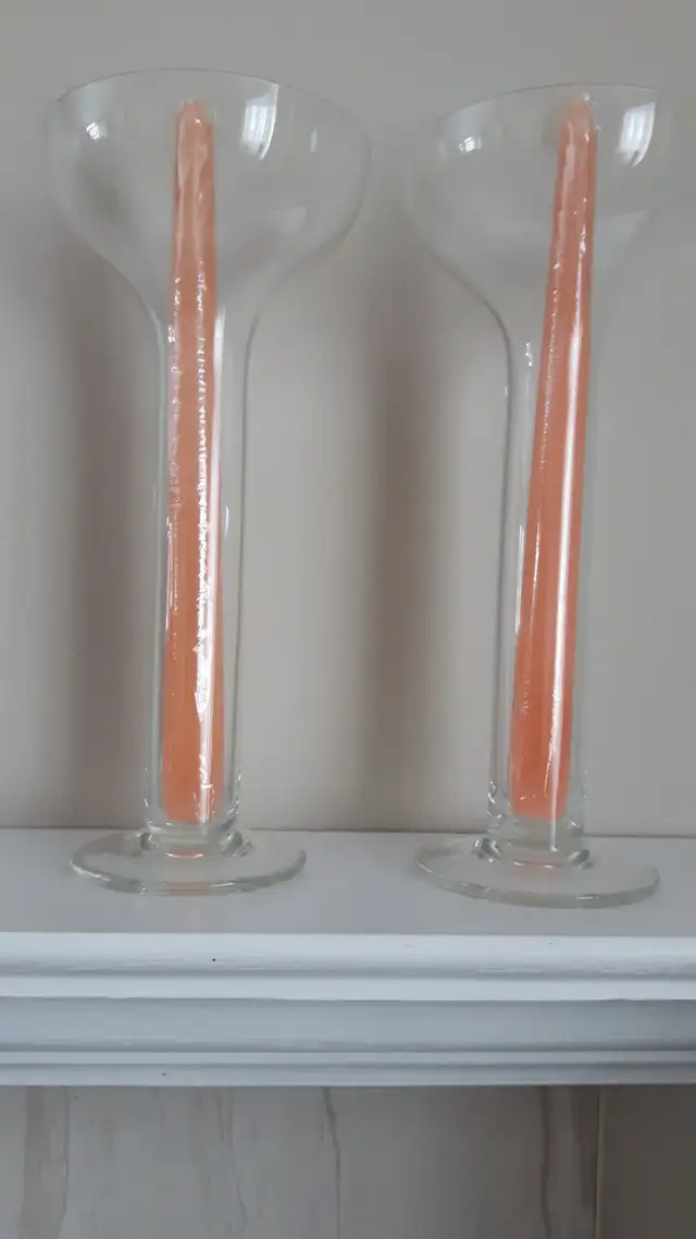 2 GRANDS CHANDELIERS EN VERRE 10'HAUT CHANDELLES: $10.00 CHACUNE