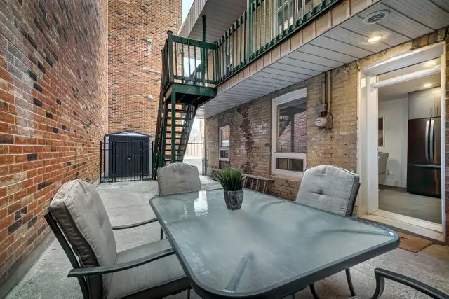 RENOVATED TRIPLEX ,2 UNITES RENTED ONE UNIT AVAILABLE 4 OCCUPANY