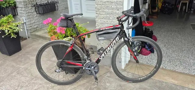 Vélo de route Specialize carbone, dérailleur Di2 , roues en carb