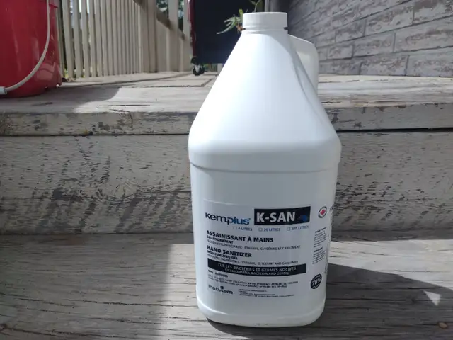 Lot de 104 gallons d'assainissant a main gel hydratant KEMPULUS