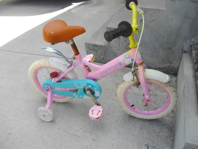 girls bike with training wheels