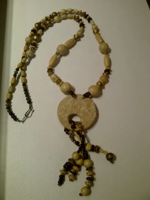 BEAU COLLIER NEUF UNIQUE BEIGE, BRUN OR DE 18'DE HAUT: $5.00