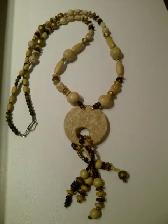 BEAU COLLIER NEUF UNIQUE BEIGE, BRUN OR DE 18'DE HAUT: $5.00
