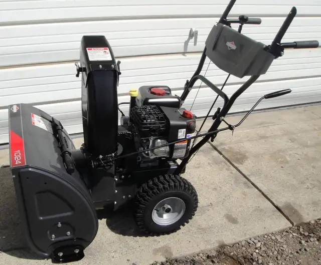 MTD BRIGGS & STRATTON 24 INCH SNOWBLOWER