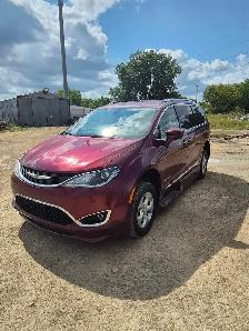 Low Km 17 Pacifica Side Entry Wheelchair Van - Photo 2