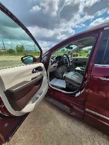 Low Km 17 Pacifica Side Entry Wheelchair Van - Photo 3