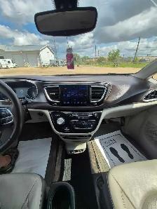 Low Km 17 Pacifica Side Entry Wheelchair Van - Photo 5