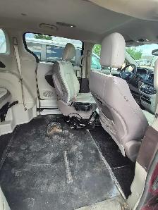 Low Km 17 Pacifica Side Entry Wheelchair Van - Photo 6