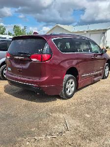 Low Km 17 Pacifica Side Entry Wheelchair Van - Photo 8