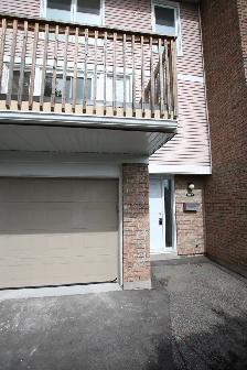 Wonderful 3 Bdm/1.5 Bth Townhome, Woodroffe/Medhurst, Sept/Oct - Photo 2