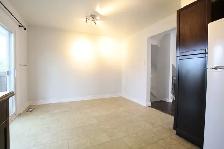 Wonderful 3 Bdm/1.5 Bth Townhome, Woodroffe/Medhurst, Sept/Oct - Photo 13