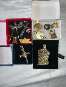 Mixed Lot of Pendants and Pins - Photo 3