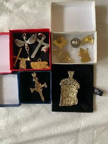Mixed Lot of Pendants and Pins - Photo 4
