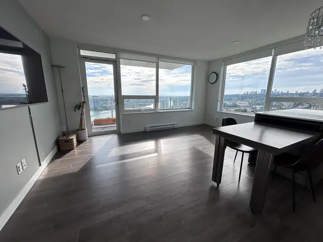 2-Bedroom Sub-Penthouse River Views New Westminster Waterfront