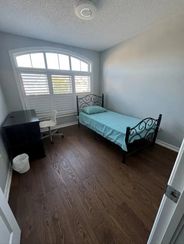 Room for rent (Barrhaven Nepean Woods transit station)