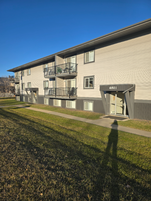 Beautiful Modern 1 Bedroom Apartment on North Side Available Now