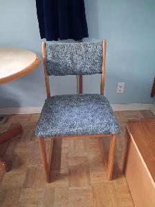 Kitchen table and two chairs - Photo 2