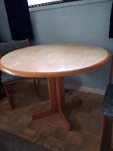 Kitchen table and two chairs - Photo 3