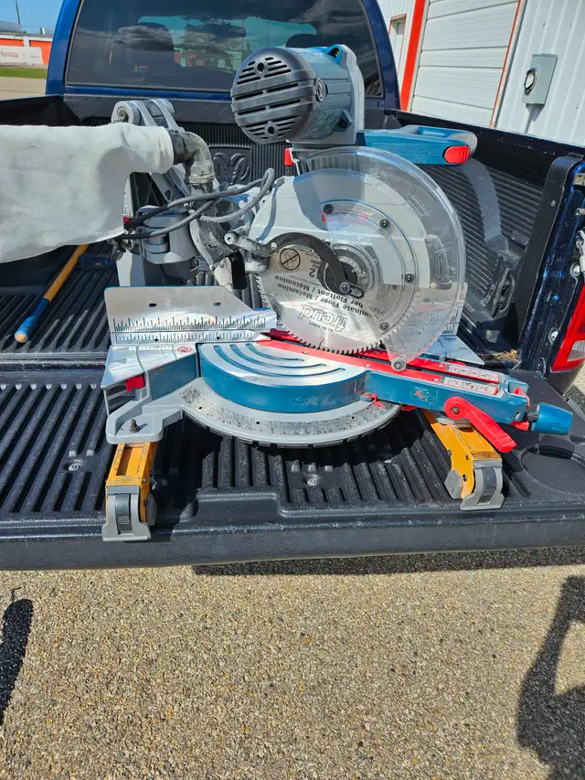 Bosch Miter Saw, 12 inch, Like new. $ 600