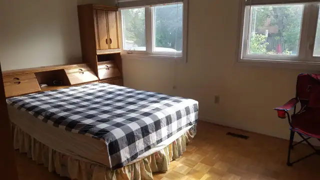 Extra-large private master bedroom, minutes from Yonge