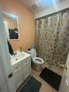 Brampton Private Quite,room For female,in Upper house - Photo 5