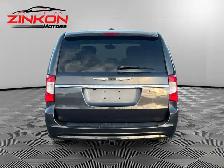 2016 Chrysler Town & Country | CLEAN CARFAX | ALL POWER OPTIONS - Photo 4